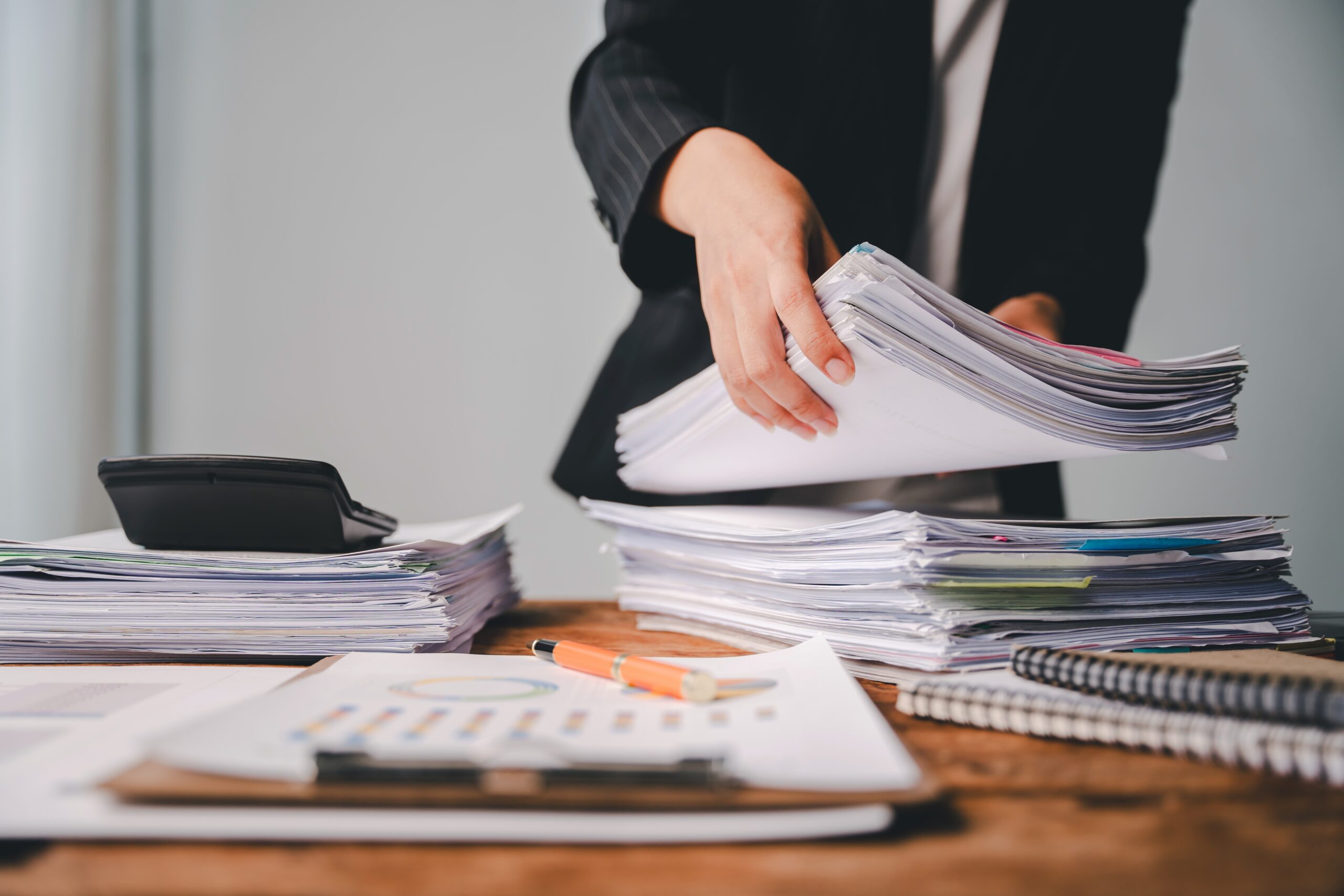 Employees,Who,Work,With,A,Lot,Of,Documents,Searching,For